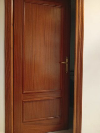 Puerta de madera chapeli