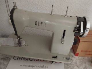 Máquina de coser Alfa vintage