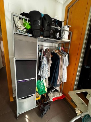 Perchero burro con estanterías – tipo vestidor