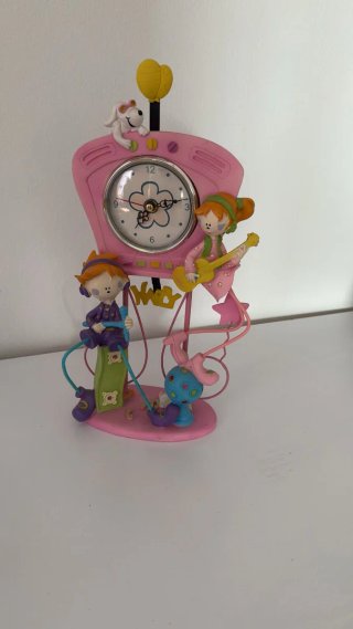 Reloj de mesa infantil con figuras