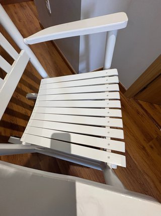 Mecedora de madera blanca