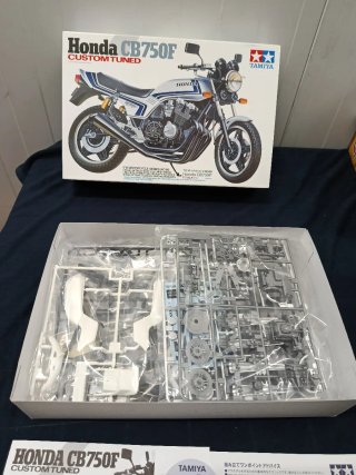 Maqueta Honda CB750F Tamiya Custom Tuned
