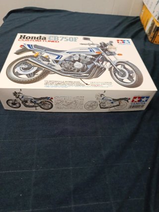 Maqueta Honda CB750F Tamiya Custom Tuned