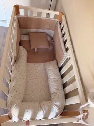 Cuna de bebé blanca y madera