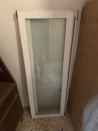 Ventana blanca con cristal y persiana