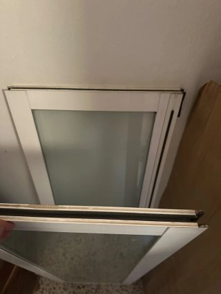 Ventana blanca con cristal y persiana