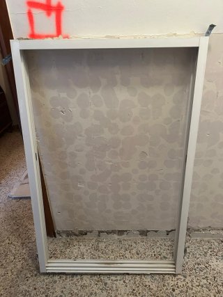 Ventana blanca con cristal y persiana