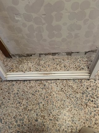 Ventana blanca con cristal y persiana