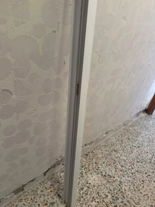 Ventana blanca con cristal y persiana