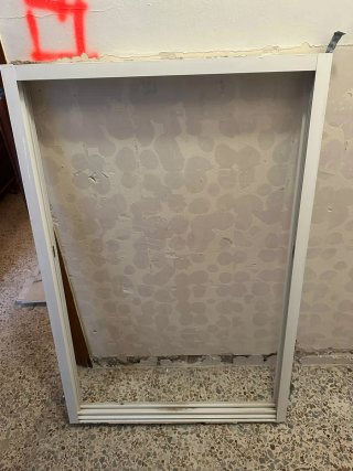 Ventana blanca con cristal y persiana