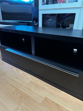 Mesa TV negra con cajón y huecos