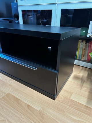Mesa TV negra con cajón y huecos