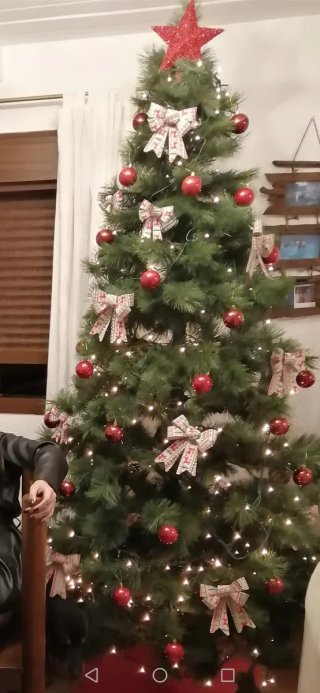 Árbol de Navidad con adornos