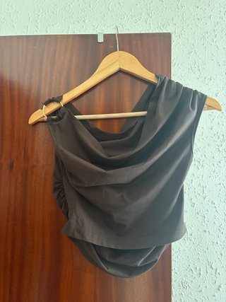 Camiseta marrón con detalle de aro