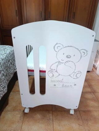 Cuna Sweet Bear 120x60 + colchón, regalo ropa cuna