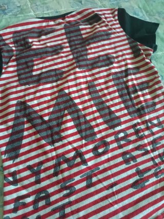 Camiseta estampada con dibujo de chica