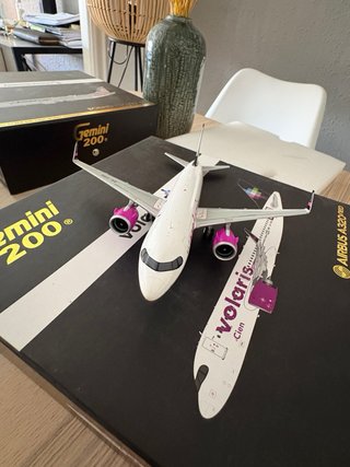 Maqueta Avión Airbus A320neo  Volaris Escala 1:200