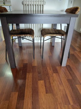 Mesa comedor madera oscura.