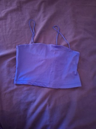 Crop top morado con tirantes