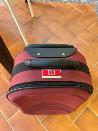 Maleta de viaje roja con ruedas