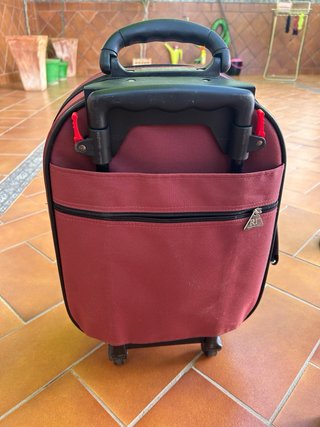 Maleta de viaje roja con ruedas