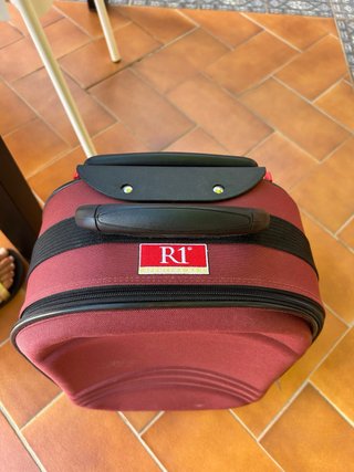 Maleta de viaje roja con ruedas