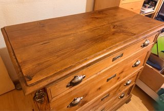 Cómoda antigua de madera con detalles dorados