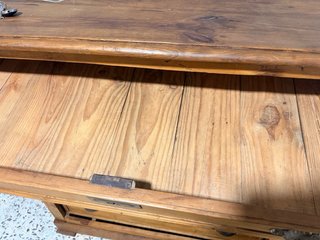 Cómoda antigua de madera con detalles dorados