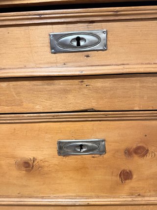 Cómoda antigua de madera con detalles dorados