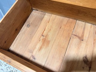 Cómoda antigua de madera con detalles dorados