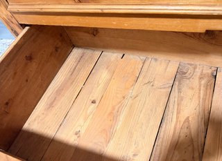 Cómoda antigua de madera con detalles dorados
