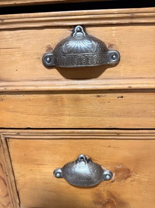 Cómoda antigua de madera con detalles dorados
