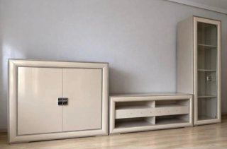 Mesa de salón con 4 sillas blancas