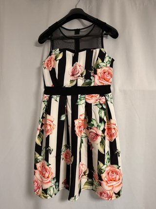 Vestido floral con rayas negras