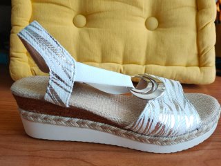 Sandalias cuña blancas y plateadas