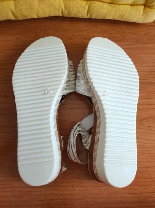Sandalias cuña blancas y plateadas