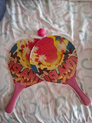 Palas de playa y pelota rosa