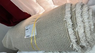 Alfombra  Blanca  IKEA 300 x 200 (NEGOCIABLE)