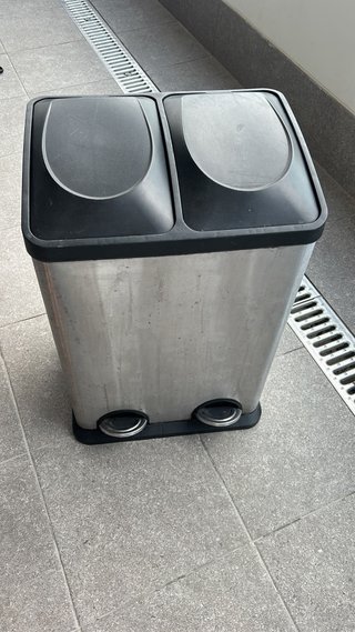 La basura de la cocina con dos cubos