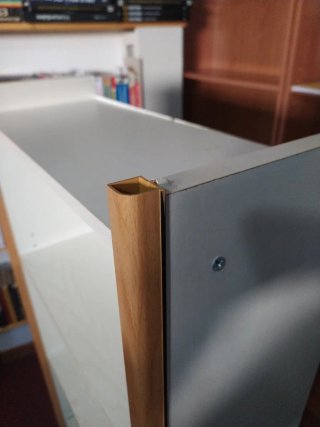 Estantería de madera y plástico