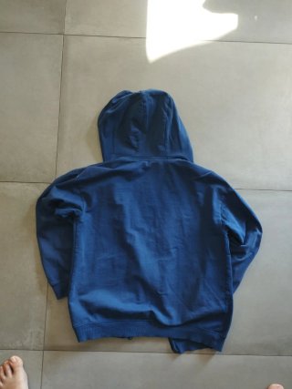Chaqueta con capucha azul niño