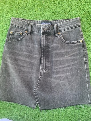 Falda corta Zara negra desgastada
