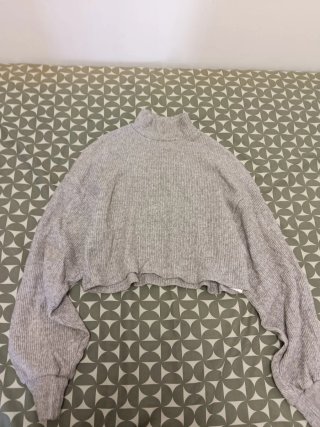 Jersey corto de cuello alto gris