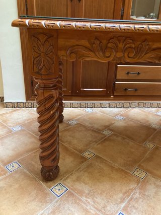 Conjunto de mesa y sillas maciza estilo rondeña