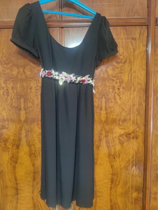 Vestido negro con cinturón floral