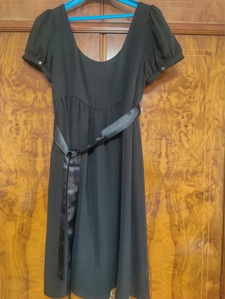 Vestido negro con cinturón floral
