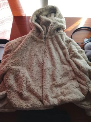 Chaqueta de pelo beige con capucha