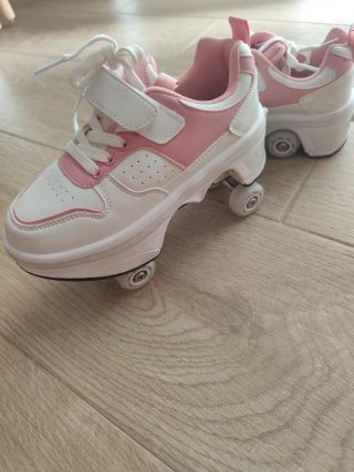 Deportivas con ruedas rosas y blancas