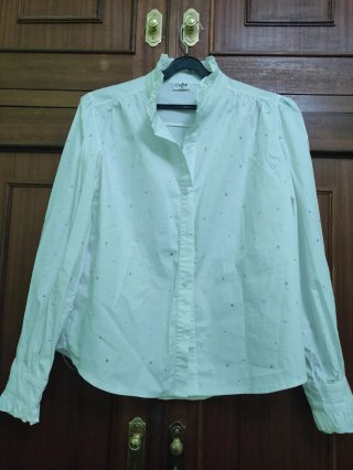 Blusa blanca con abalorios