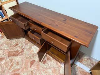 Mueble de madera clásico